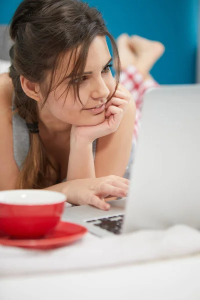 Woman Busy Browsing Laptop While Having Cup Coffee White Bed — Stock Photo, Image