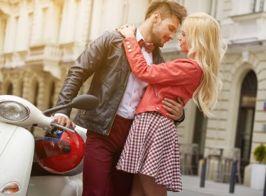 Retro scooter ile sokakta çift tr