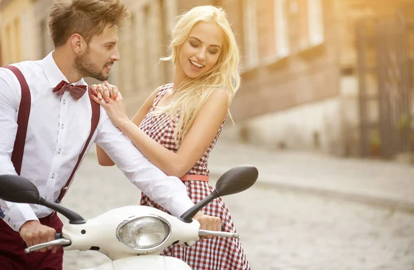 Couple d'amour dans la rue avec scooter rétro — Photo