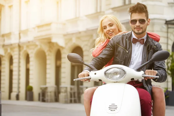 Amor casal na rua com scooter retro — Fotografia de Stock