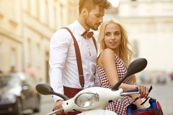 Miłości para na ulicy z retro skuter — Zdjęcie stockowe