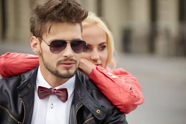 Couple d'amour dans la rue avec scooter rétro — Photo