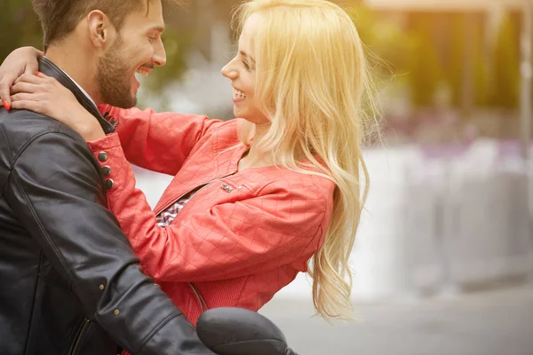 Liefde paar op de straat met retro scooter — Stockfoto