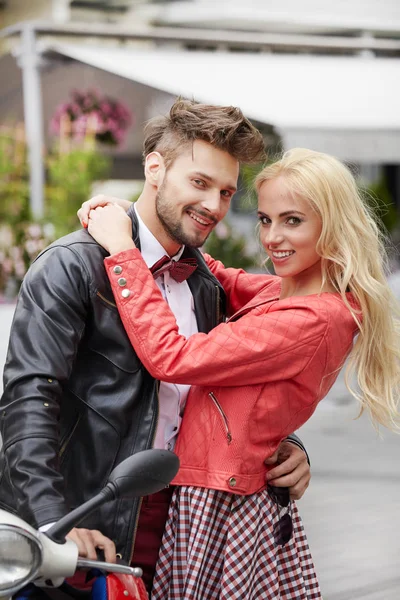 Pareja de amor en la calle con scooter retro — Foto de Stock