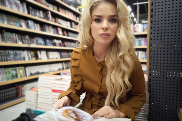 Portrait Beautiful Blonde Woman Looking Book Store — Stock Photo, Image