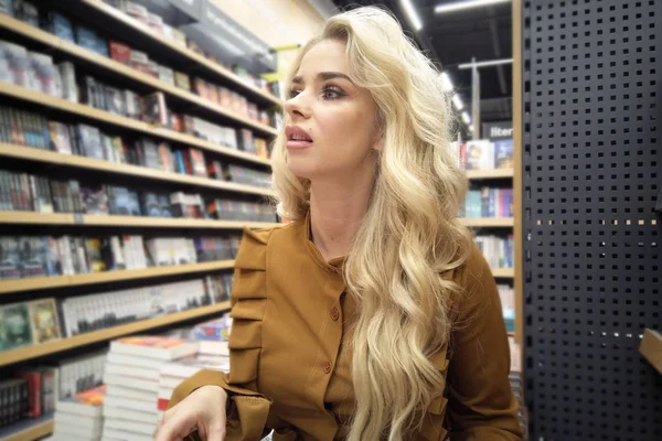 Retrato Una Hermosa Mujer Rubia Buscando Libro Tienda —  Fotos de Stock