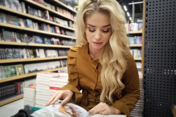 Retrato Una Hermosa Mujer Rubia Buscando Libro Tienda —  Fotos de Stock