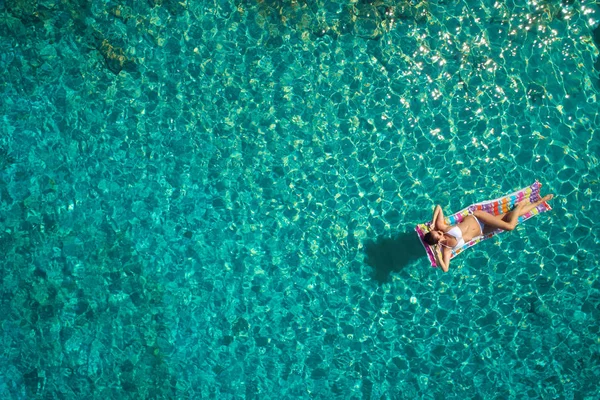 Flygfoto Över Ung Kvinna Simning Den Rosa Uppblåsbar Madrassen — Stockfoto