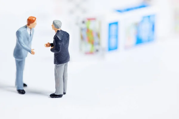 Miniatuur Mensen Zakenman Speelkaarten — Stockfoto