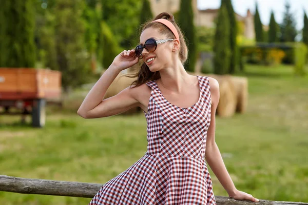 夏のドレスで巻き毛の美しいイタリア人女性のブルネットの屋外のファッション写真 — ストック写真