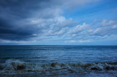 Plajda tropik gün batımı