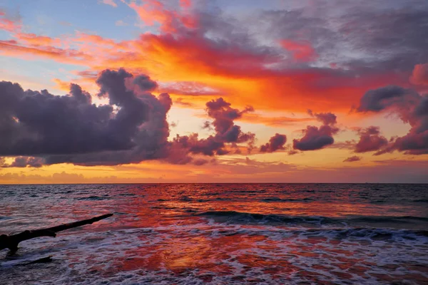 Tropikalny Zachód Słońca Plaży — Zdjęcie stockowe