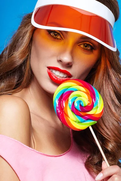 Menina Modelo Verão Beleza Comer Pirulito Colorido Fundo Azul — Fotografia de Stock