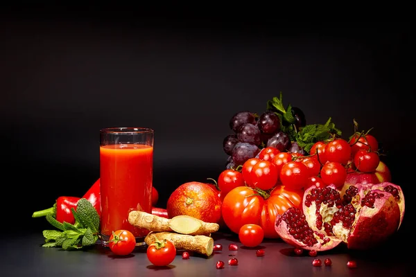 Tomato juice in a glass jar on a black table — Stock Photo, Image