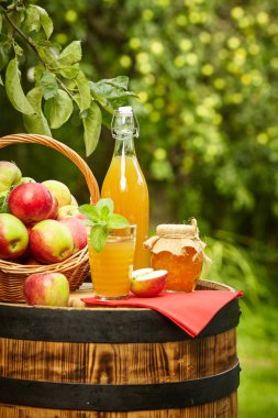 elma bir varil üzerinde arka plan orchard duran üzerinde. Elma suyu ve elma reçeli. 