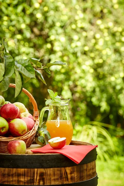 Äpfel Auf Einem Obstgarten Der Auf Einem Fass Steht Apfelsaft — Stockfoto