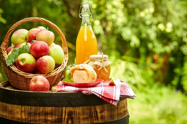 Äpplen Bakgrunden Orchard Stående Ett Fat Äpple Juice Och Apple — Stockfoto