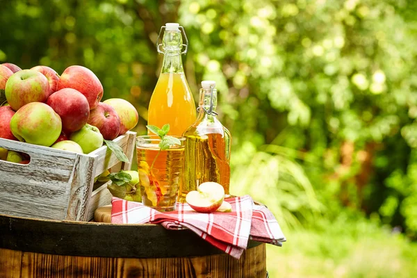 Äpplen Bakgrunden Orchard Stående Ett Fat Äpple Juice Och Apple — Stockfoto