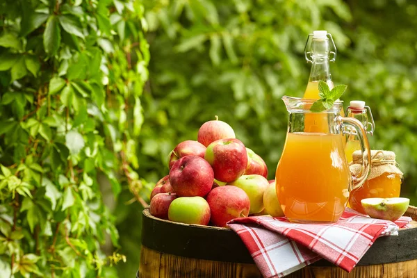 Äpfel Auf Einem Obstgarten Der Auf Einem Fass Steht Apfelsaft — Stockfoto