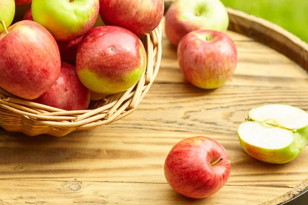 Jablka Zahradní Pozadí Starý Barel — Stock fotografie