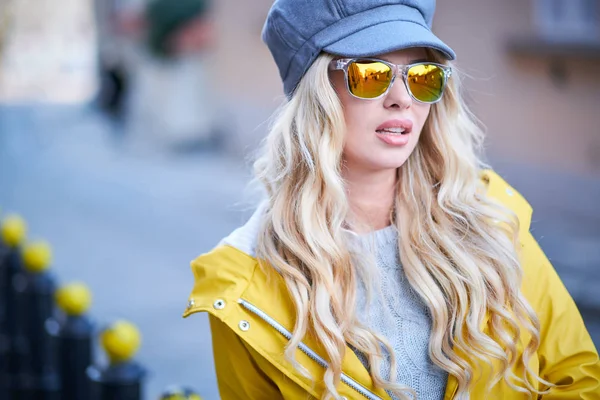Blonde girl in a yellow raincoat — Stock Photo, Image