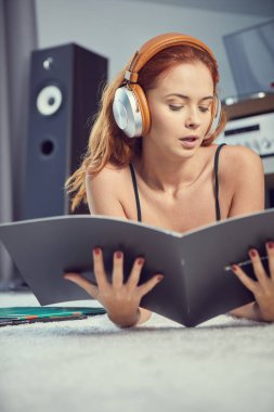 Vinil için dinleme dinlenme seksi kadın görüntüsünü