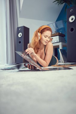 Vinil için dinleme dinlenme seksi kadın görüntüsünü