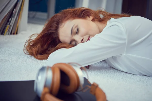 The image of resting sexy woman listening to vinyl — Stock Photo, Image