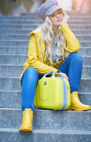 Mulher Está Sentada Nas Escadas Com Casaco Amarelo — Fotografia de Stock