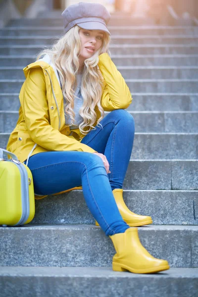 Mulher Está Sentada Nas Escadas Com Casaco Amarelo — Fotografia de Stock