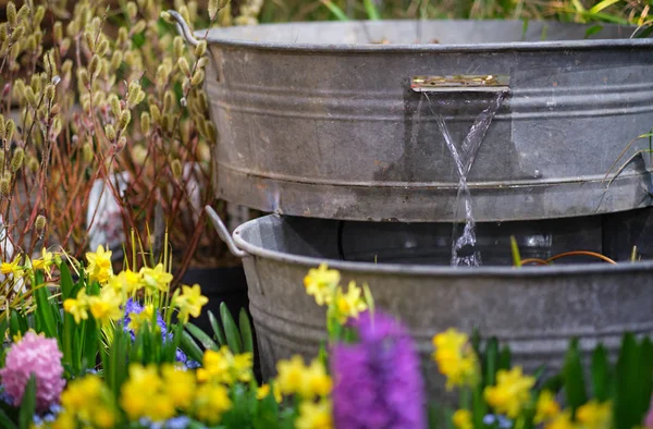 Giardino Con Decorazione Vaso Fiori — Foto Stock