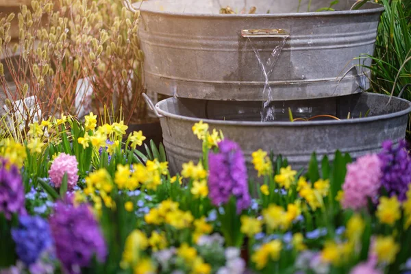 Trädgård Med Blomma Kruka Dekoration — Stockfoto