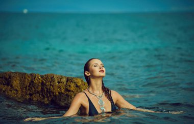 Plajdaki bikinili kız. Adriyatik Denizi sahilinde bikinili güzel bir kadın.