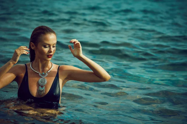 Bikini Ragazza Sulla Spiaggia Giovane Bella Donna Bikini Sulla Spiaggia — Foto Stock