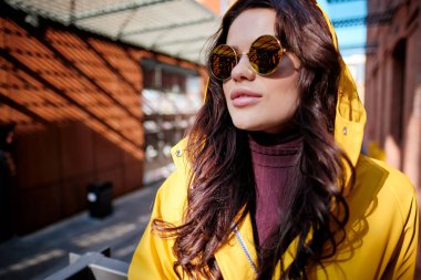 Bir Stylis şık güneş gözlüğü çekici hipster genç kadın