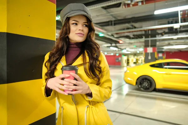 Водитель женщина рядом с желтым спортивным автомобилем — стоковое фото