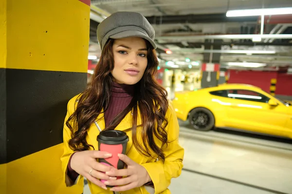 Conductor Mujer al lado del coche deportivo amarillo —  Fotos de Stock