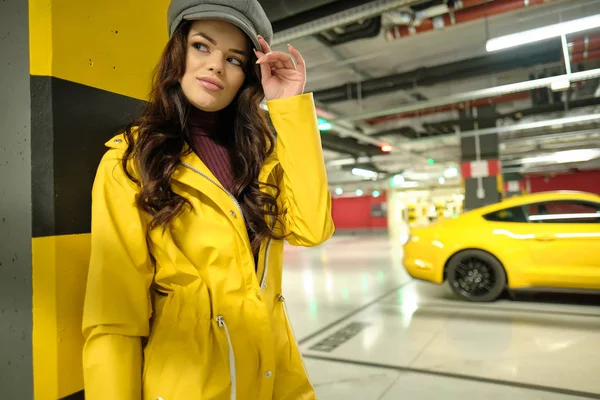 Conductor Mujer al lado del coche deportivo amarillo — Foto de Stock