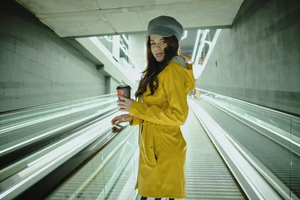 Jonge moderne vrouw in shopinng Mall — Stockfoto