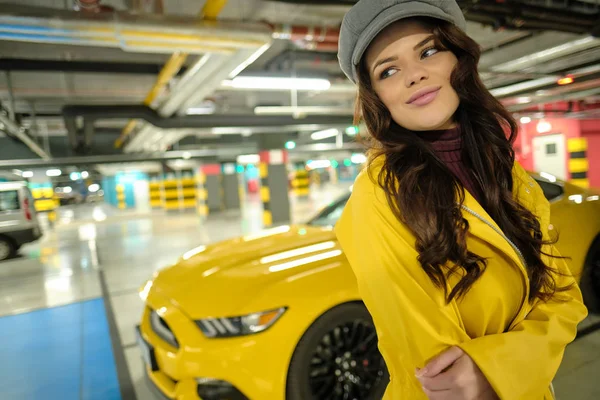 Conductor Mujer al lado del coche deportivo amarillo —  Fotos de Stock