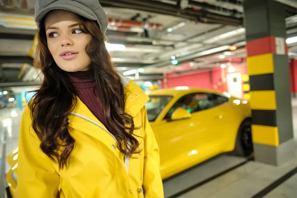 Sürücü kadın yanında sarı spor araba — Stok fotoğraf
