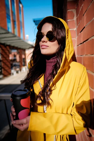 Vrolijke vrouw in de straat drinken 's ochtends koffie op New York — Stockfoto