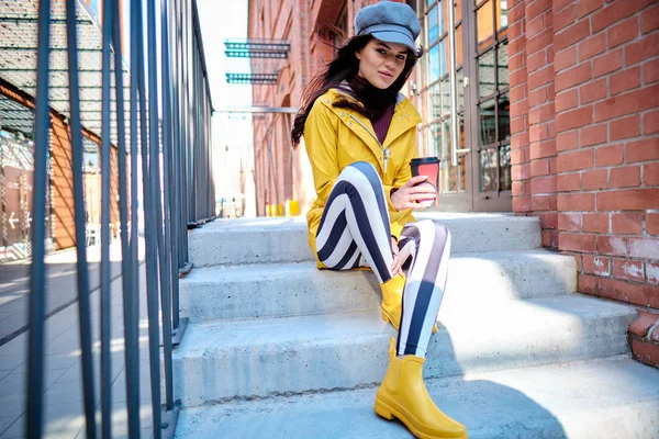 Mujer alegre en la calle bebiendo café de la mañana en Nueva York — Foto de Stock