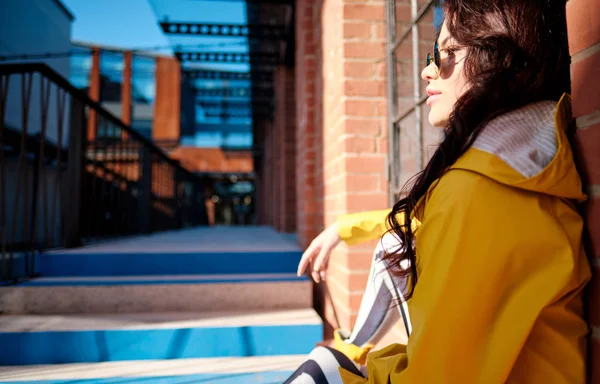 Aantrekkelijke hipster jonge vrouw in een stijlvolle zonnebril in een styling — Stockfoto