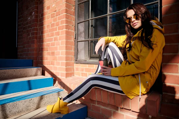 Bir Stylis şık güneş gözlüğü çekici hipster genç kadın — Stok fotoğraf