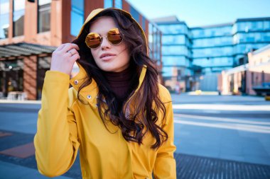 Bir Stylis şık güneş gözlüğü çekici hipster genç kadın