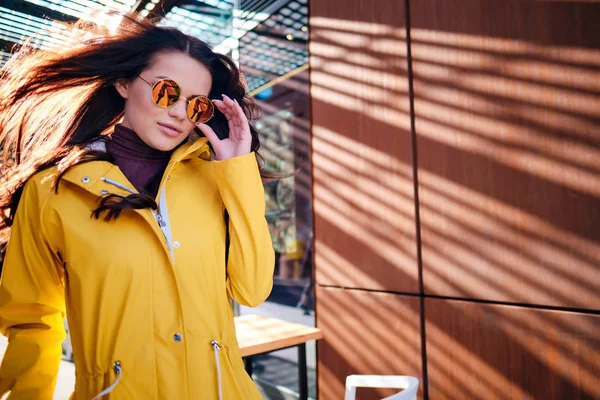 Aantrekkelijke hipster jonge vrouw in een stijlvolle zonnebril in een styling — Stockfoto