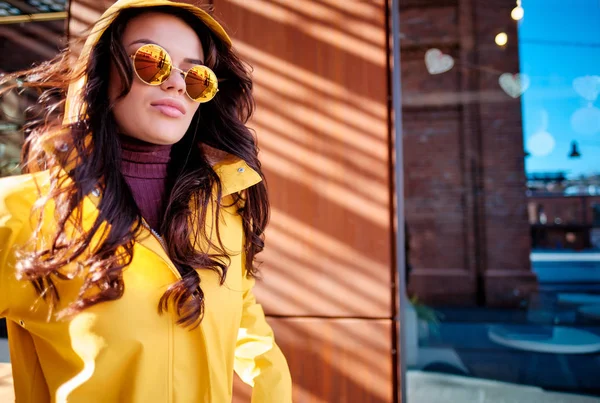 Mulher jovem hipster atraente em óculos de sol elegantes em uma caneta — Fotografia de Stock