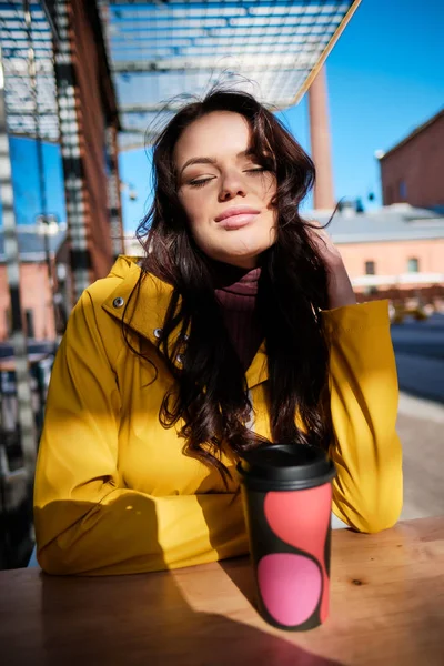 La chica está tomando café en un café en la calle. — Foto de Stock