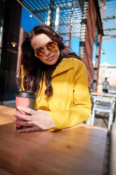 La chica está tomando café en un café en la calle. — Foto de Stock